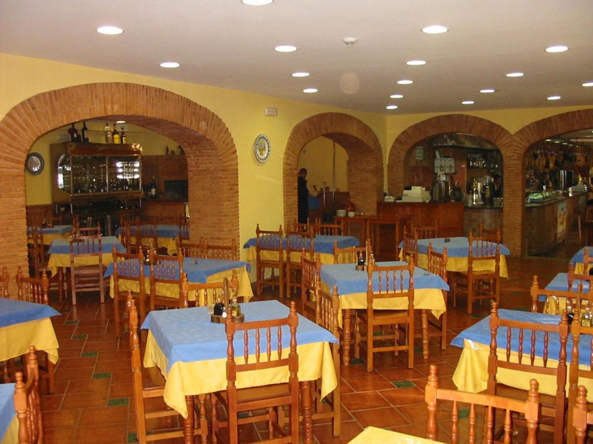 Hostal-Restaurante El Paisano Guadalema de los Quinteros Exterior foto